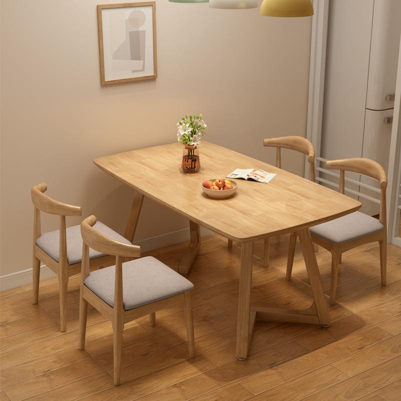 1 table et 4 chaises couleur bois naturel