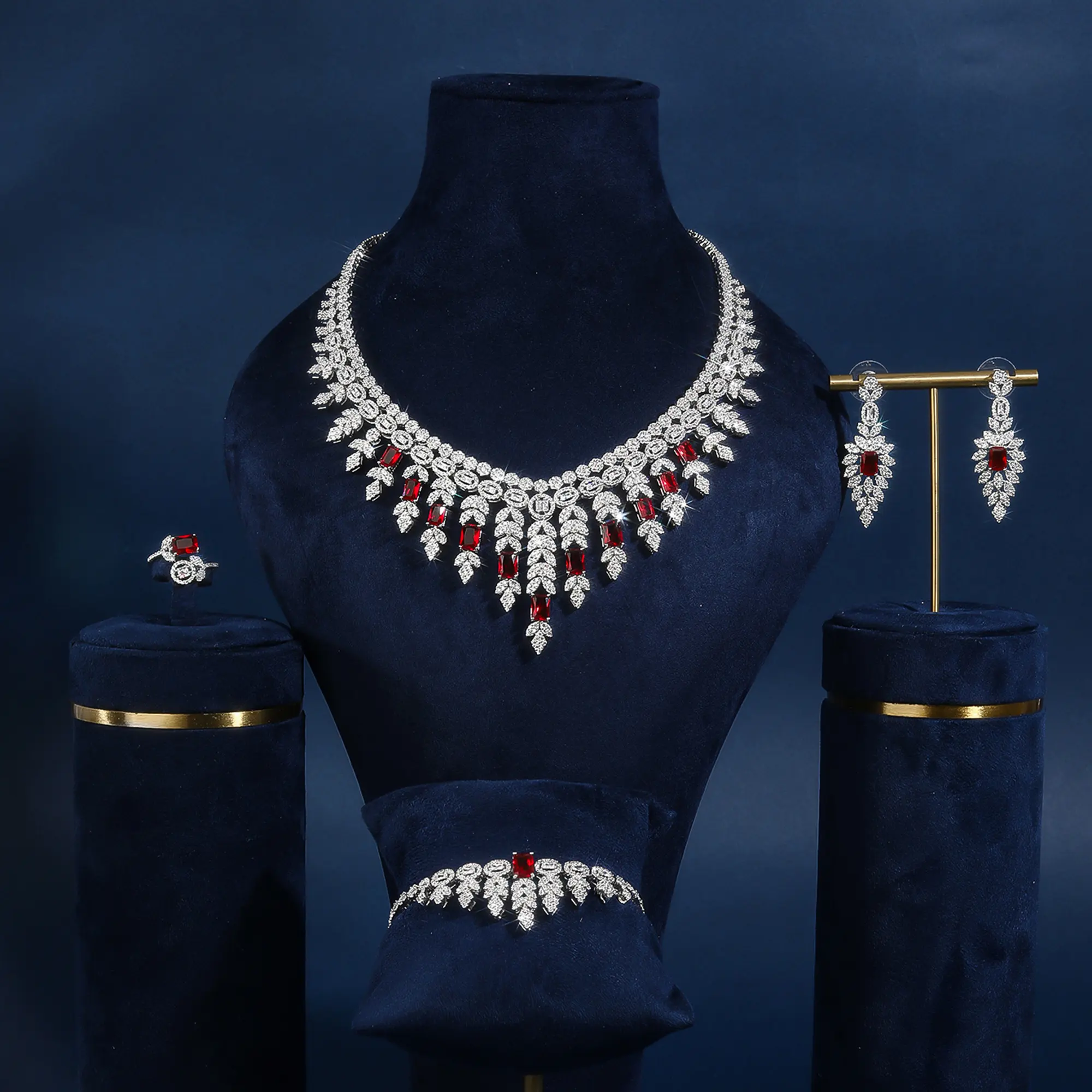 BrideTalk design originale set di quattro pezzi di collana di pietre preziose rosse, bracciale, anello e orecchini
