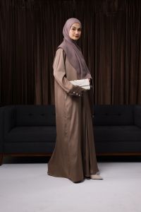 Conjunto de Abaya de Seda Real Serene Ethereal Heaven con Pañuelo Cuadrado Compatible con Wudhu para Uso Diario y Modesto - Product Image 4