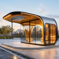 Abri de bus intelligent entièrement vitré et incurvé avec éclairage d'ambiance LED chaud, station d'attente de bus moderne en forme de capsule ronde