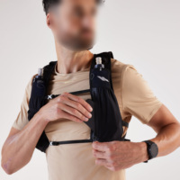 Gilet de course à pied avec hydratation, sangles de poitrine réglables, gilet d'hydratation pour la course à pied avec flacon souple de 500 ml, porte-téléphone