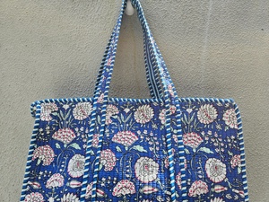 Bolso tote de algodón acolchado hecho a mano de estilo lujoso / Bolso floral reversible para uso diario de mujer - Product Image 4