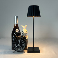 Lampe de table LED moderne à intensité variable avec abat-jour plissé, sans fil et rechargeable, idéale pour restaurant et décoration extérieure