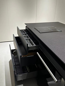 Cuisine intégrée de luxe noire de style moderne personnalisée avec îlot, esthétique sophistiquée pour les intérieurs d'élite - Product Image 3