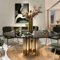 Table à manger ronde avec base en tube métallique doré, meubles de salle à manger, table à manger moderne de luxe avec plateau en verre rond pour villa haut de gamme