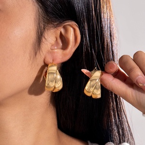 Boucles d'oreilles créoles ovales 3D géométriques audacieuses en acier inoxydable doré pour femme, idéales pour les soirées – Nouvelle collection de bijoux tendance - Product Image 4