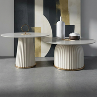 Table basse moderne en pierre frittée (bord biseauté) avec structure en fer et cuir, acier inoxydable plaqué or, mobilier de salon