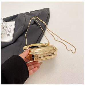 Mini <span class=keywords><strong>sac</strong></span> à bandoulière tendance <span class=keywords><strong>argent</strong></span>é et doré avec chaîne amovible pour femme, idéal pour cocktails, mariages et événements décontractés - Product Image 5