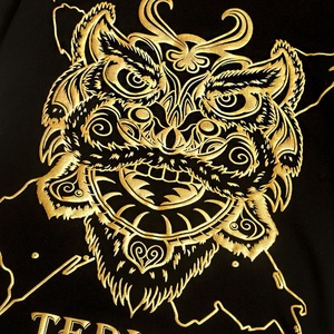 Camiseta de Hombre de Lujo en Bronce Sólido con Logotipo Dorado Serigrafiado Personalizado y Tela Transpirable Antiarrugas - Product Image 4