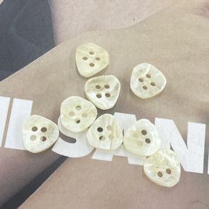 Botones de Resina de Cuatro Ojos para Camisas, Botones Resistentes con Mezcla de Colores Triangulares para Accesorios de Ropa - Product Image 3