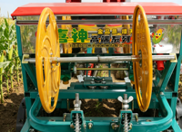 Semoir multifonctionnel à maïs une filmée deux rangs avec moteur, boîte de vitesses et irrigation goutte à goutte intégrée pour la plantation en terres arides