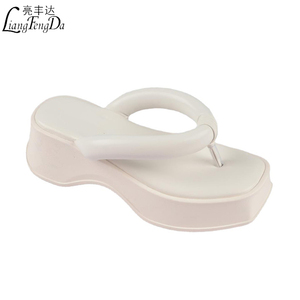 Thiết kế dép OEM tùy chỉnh của phụ nữ nền tảng <span class=keywords><strong>Flip</strong></span> <span class=keywords><strong>Flop</strong></span> dép giản dị phụ nữ thoải mái thong dép PVC PU 600 cặp - Product Image 3