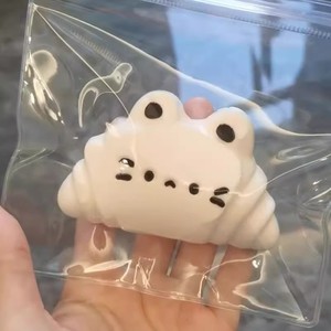 Juguete antiestrés de silicona de grado alimenticio, hecho a mano, con forma de gato y croissant, de rebote lento, estilo Xiaohongshu, Zhejiang - Product Image 2