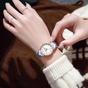 นาฬิกาควอทซ์ทอมือสำหรับผู้หญิงสร้อยข้อมือเรืองแสงสไตล์ชาติพันธุ์ - Product Image 4