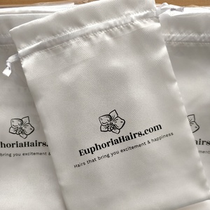 Sacs à perruques en satin de soie avec cordon de serrage, impression sérigraphique personnalisée, vente en gros |   Pochettes de rangement pour extensions de cheveux de qualité supérieure - Product Image 1