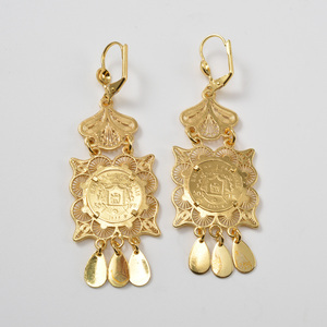 Boucles d'oreilles pendantes longues et texturées, motif pièce de Napoléon sculptée, réfléchissantes, de qualité supérieure, vintage, ornées, en métal artisanal - Product Image 4