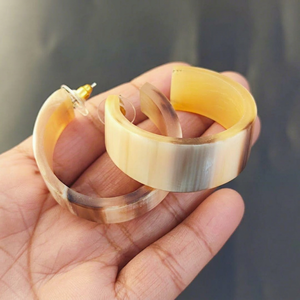 Boucles d'oreilles pendantes en corne de buffle écologiques de qualité supérieure, bijoux élégants faits à la main, modernes pour femmes, idée de cadeau de mariage unique - Product Image 1