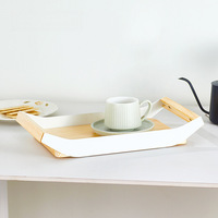Plateau de service élégant en bois artisanal pour le petit-déjeuner au lit, avec poignées intégrées pour une présentation gastronomique