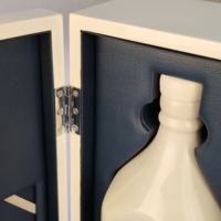 Boîte à vin en bois haute brillance avec charnière métallique, insert en cuir, logo personnalisé pour présentation en magasin, collection de spiritueux, emballage cadeau de luxe