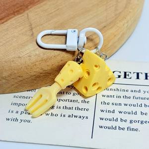 CHENXI Llaveros de Resina Personalizados con Forma de Mini Triángulo de Queso, Llavero Kawaii Popular INS, Souvenir para Bolsos y Carteras - Product Image 1
