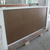 Set Meja Bar Besar dari Material Batu Kayu Solid Surface Akrilik Tahan Lama dengan Kabinet Belakang untuk Restoran