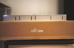 Grabador de Video en Red Ubiquiti UniFi Protect UNVR con 4 Bahías <span class=keywords><strong>HD</strong></span> de 3.5', <span class=keywords><strong>4K</strong></span> UHD para Cámaras UniFi, Seguridad Comercial y Doméstica - Product Image 3