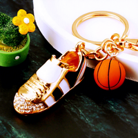 Porte-clés tendance en alliage de zinc avec cordon tressé, motif chaussure de basket-ball et cœur, pour sac, cadeau mignon pour couple