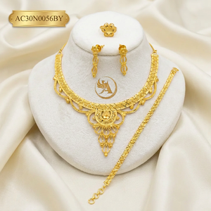 Nouvelle collection : Parure élégante plaquée or avec collier et boucles d'oreilles à motif floral classique nigérian pour femme, avec chaîne maille forçat, idéale pour mariage et soirée. - Product Image 1