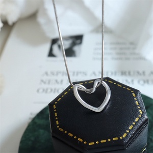 Delicado Collar de Acero Inoxidable con Colgante de Corazón Hueco para Mujer - Product Image 3