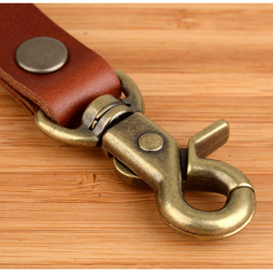 Llaveros y colgantes de cuero disponibles para compra inmediata; llaveros y anillos para llaves de coche grabados; cordones de cuero para artículos pequeños - Product Image 4