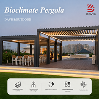 Pergola moderne en aluminium avec toit en métal, pavillon extérieur avec structure en aluminium, rideaux et moustiquaire