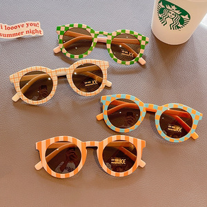 Simpatici <span class=keywords><strong>occhiali</strong></span> <span class=keywords><strong>da</strong></span> <span class=keywords><strong>sole</strong></span> Unisex per <span class=keywords><strong>bambini</strong></span> lenti sfumate protezione UV alla moda disponibili montature arancione bianco verde realizzate in materiale PC - Product Image 4