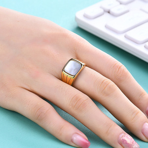 Bague élégante et simple en acier inoxydable plaqué or 18 carats avec incrustation de coquillage de 12 mm pour hommes et femmes - Product Image 4