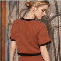 Ensemble tricoté côtelé style rétro années 70 pour femme : haut à manches courtes avec passepoil contrastant et pantalon évasé taille haute pour un look tendance