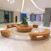 Moderne Holz-Wartebank in Mondform für den Außenbereich in Parks, Hotels und Einkaufszentren