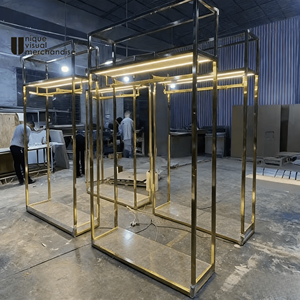 Elegante e Raffinato Espositore in Metallo Oro Rosa per Negozi di Abbigliamento, Arredamento per Esposizione Vestiti, Scaffale Espositivo Dorato - Product Image 1