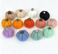 Herbstliche einfarbige Filzkugel-Girlande mit handgemachtem Wollfilz-Kürbis, orangefarbenem Ocker-Pompon-Banner, Halloween-Deko-Ornament