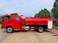 Camion de lutte contre l'incendie SINOTRUK HOWO 4x2 double cabine 6CBM, camion de sauvetage à eau et mousse, camion de pompiers d'urgence avec pompe à incendie
