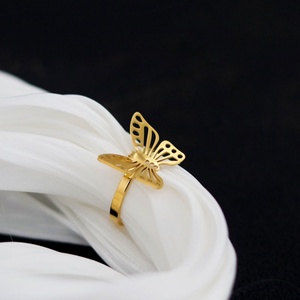 Collar de Mariposa para Mujer, Chapado en Oro de 18k, de Acero Inoxidable, Resistente al Agua y al Deslustre, con Logotipo Personalizado - Product Image 3