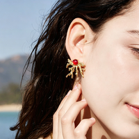 Boucles d'oreilles et collier en acier inoxydable plaqué or PVD 18 carats, style tendance vacances, avec pendentif corail en résine rouge