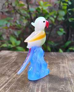 Miniatura de Loro de Vidrio Soplado a Mano, Base Azul, Colores Blanco, Amarillo y Rojo, Artesanía Animal Hecha a Mano, Decoración para Año Nuevo y Día de la Tierra - Product Image 2