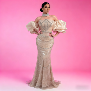 Übergröße Meerjungfrau-Ballkleid mit Bodenlänge, Neckholder-Ausschnitt, Blumen-Diamant-Verzierungen, Organza-Stoff, Empire-Taille, Glitzer und Federn - Product Image 2