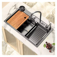 Évier de cuisine à cascade en acier inoxydable multifonctionnel moderne fait à la main avec robinet à quatre trous Design Nano populaire