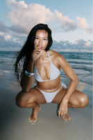 Maillot de bain deux pièces personnalisé pour femme, effet métallisé brillant, haut triangle à nouer, bas froncé à nouer sur les côtés, idéal pour la piscine