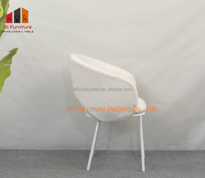 <span class=keywords><strong>Fauteuil</strong></span> en fausse <span class=keywords><strong>fourrure</strong></span> d'agneau style crème, design enveloppant avec pieds en métal blanc, chaise moderne et confortable pour la maison, les cafés et l'usage commercial - Product Image 5