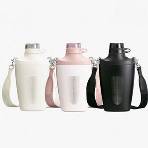 Botella de Agua de Viaje de Acero Inoxidable Aislada, Negra, de 23 oz, Libre de BPA, con Correa, Tapa de Tritán a Prueba de Fugas y Pajita Extraíble - Product Image 1