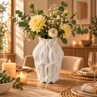 Vase en céramique blanche avec un motif géométrique en relief pour fleurs et décoration intérieure
