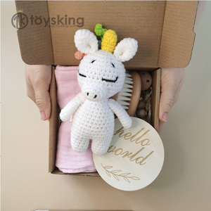 Coffret cadeau pour bébé sur le thème de la licorne : Porte-sucette en bois et jouet en peluche au crochet pour nouveau-né - Product Image 4