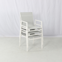 Chaise de salle à manger d'extérieur commerciale empilable avec accoudoirs, en aluminium blanc et tissu maillé, pour restaurant, patio et jardin
