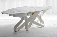 Ensemble de salle à manger en bois massif sculpté à la main, table à manger avec pieds torsadés organiques et chaises d'art pour un intérieur de hall luxueux